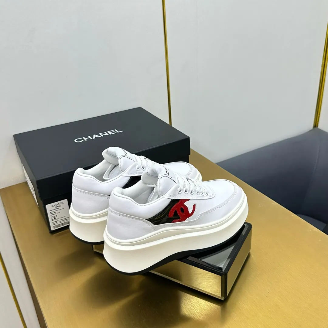 👟👟Ex-factory price 600👟👟 Upgraded version, upgraded version, upgraded version! No rebuttal accepted! ! ! ! Chanel Chanel panda shoes! 2025 counter's top casual sports shoes. This classic design; the upper is electro-embroidered with a variety of techniques; the outsole is fashionable and sporty; the unusual inclusion of a variety of color matching elements... The diversified mix and match is very good-looking and versatile, and can be used for leisure, fashion, sports, and outdoor... ꫛꫀꪝ Go➫ Materials: ❶Upper made of: original imported first-layer silk cowhide + original waterproof cloth + original first-layer cowhide ❷Inner lining: Original Yangli+Net ❸Outsole based on: Original TPU combination outsole Counter boutique packaging complete set for women 35–41 👉 👉